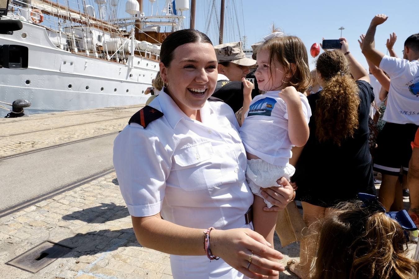 Caluroso reencuentro de Cádiz con el buque Juan Sebastián de Elcano