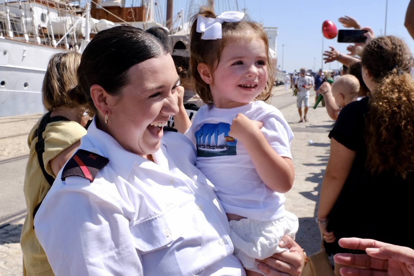 Caluroso reencuentro de Cádiz con el buque Juan Sebastián de Elcano