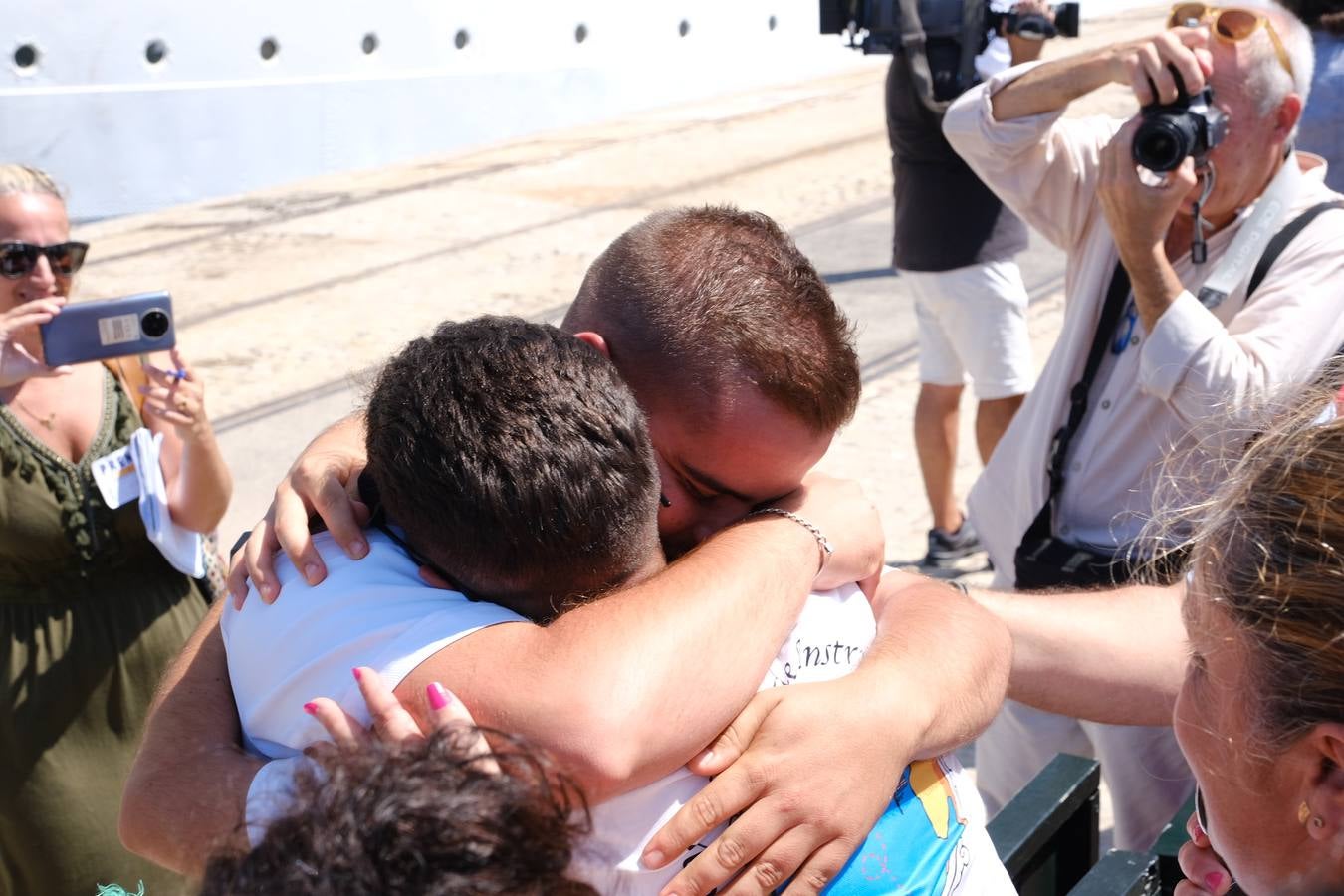 Caluroso reencuentro de Cádiz con el buque Juan Sebastián de Elcano