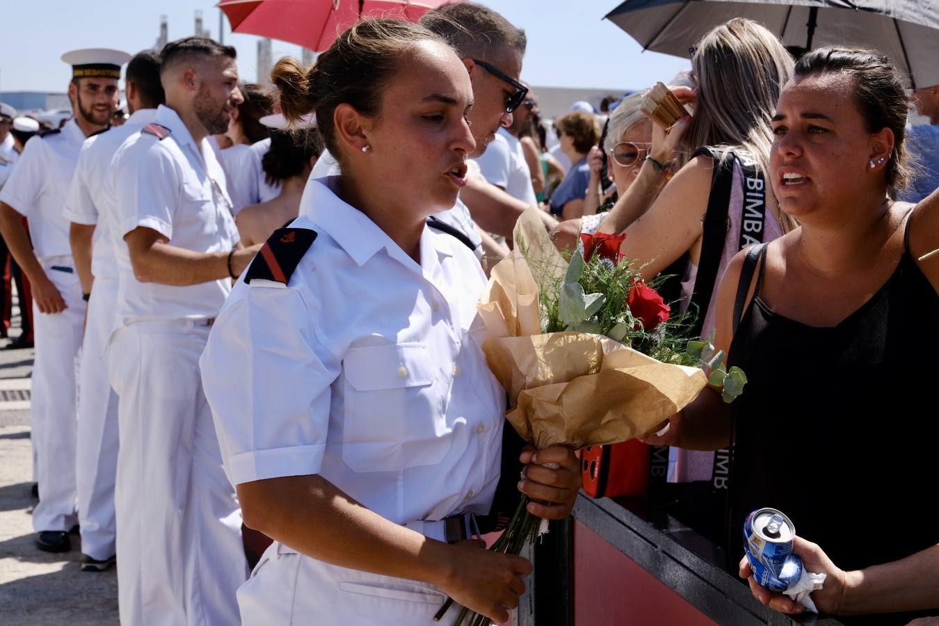 Caluroso reencuentro de Cádiz con el buque Juan Sebastián de Elcano