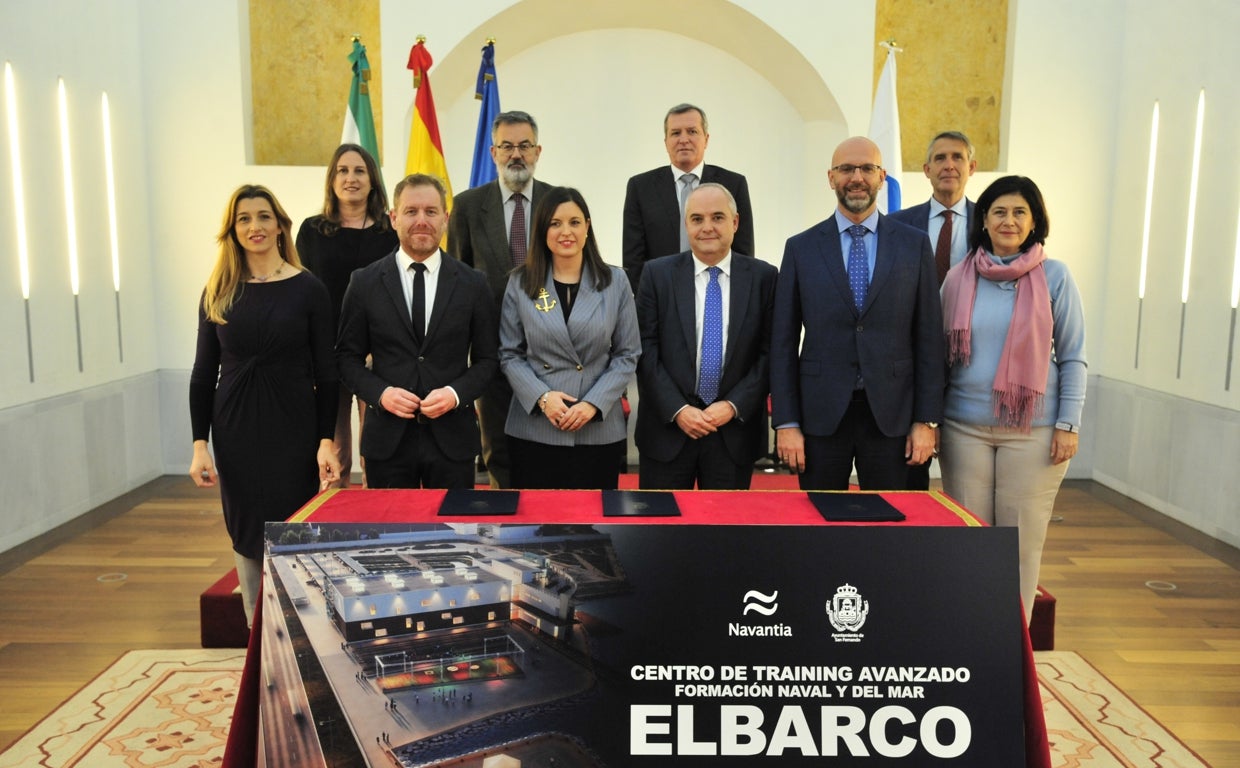 Ramírez, en el centro de la imagen junto a la alcaldesa de San Fernando, en la puesta en marcha del centro El Barco en La Isla