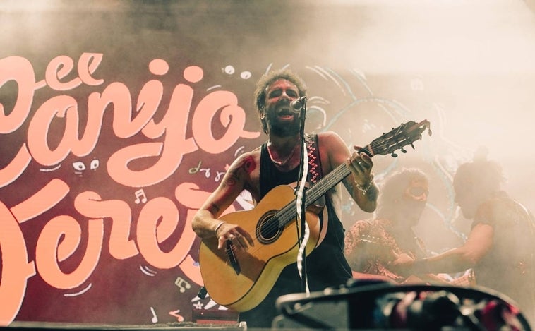 La música y el ritmo no paran en la playa de la Hierbabuena al son del Cabo de Plata