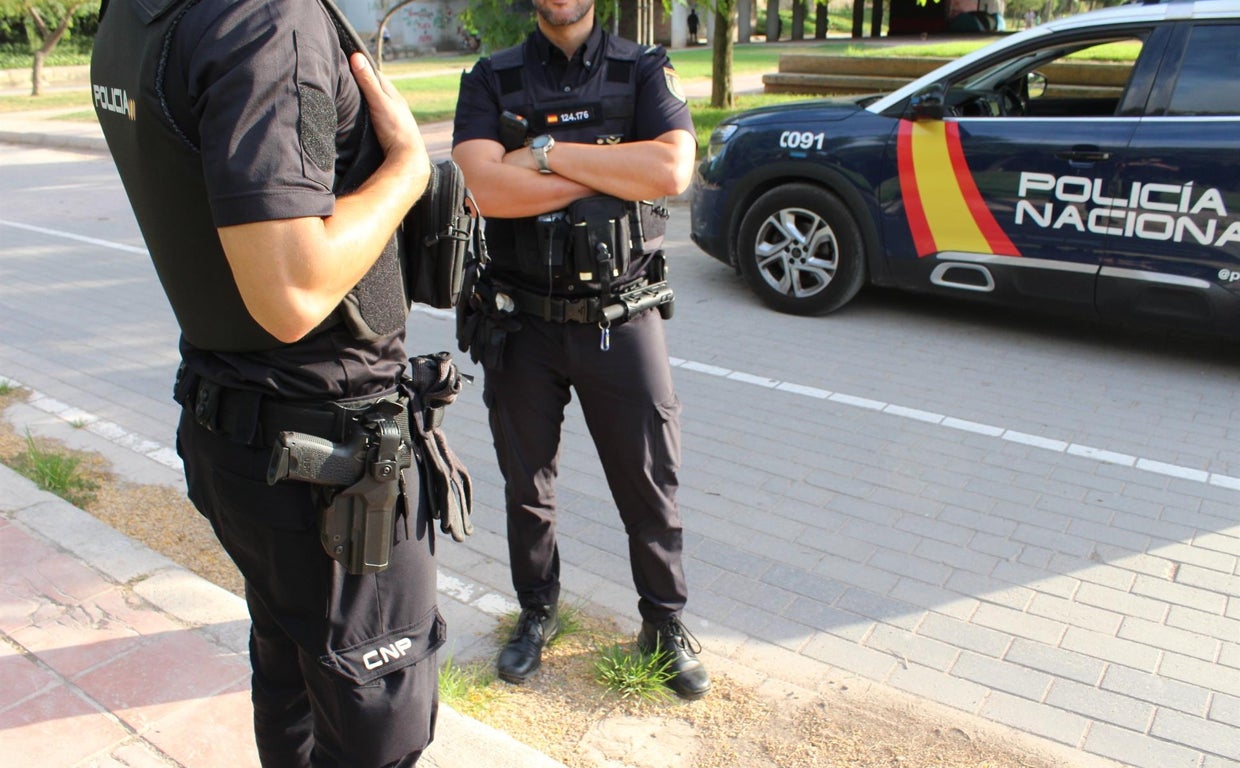 Dos agentes de la Policía Nacional.