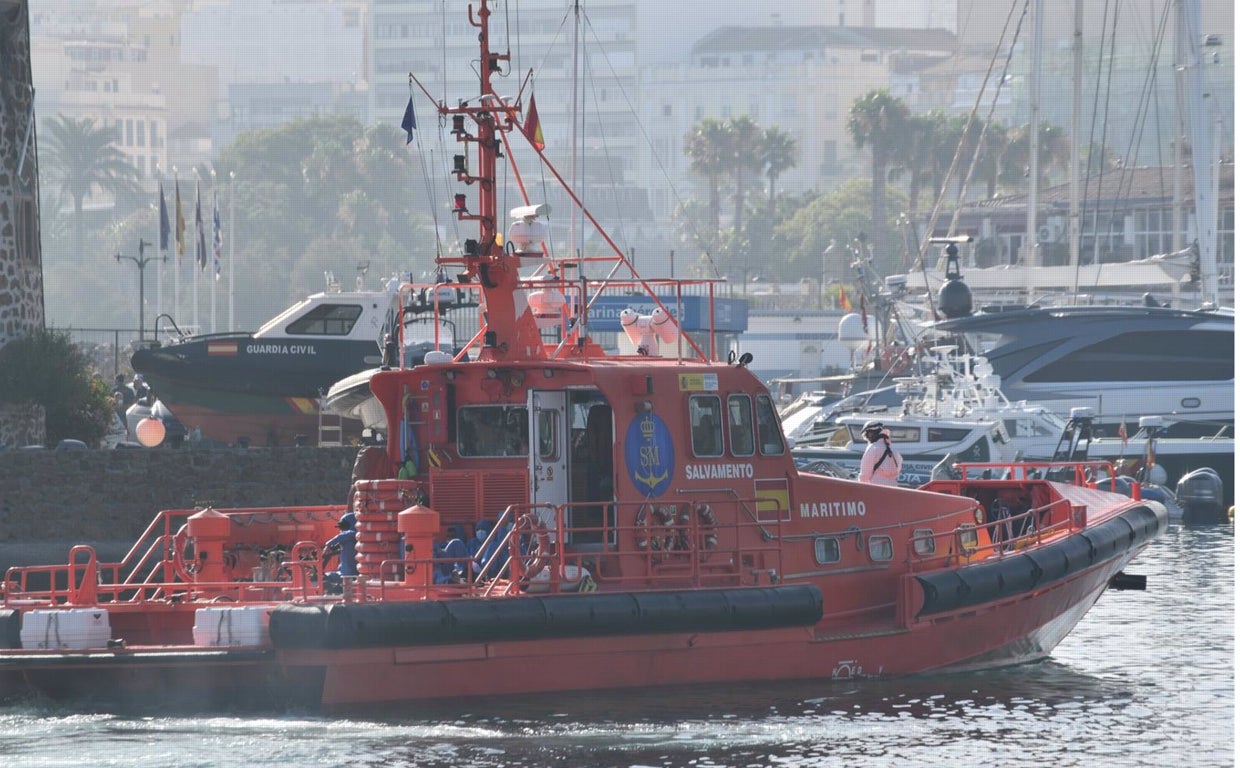 Rescatados tres migrantes, entre ellos un menor, a bordo de un kayak en el Estrecho