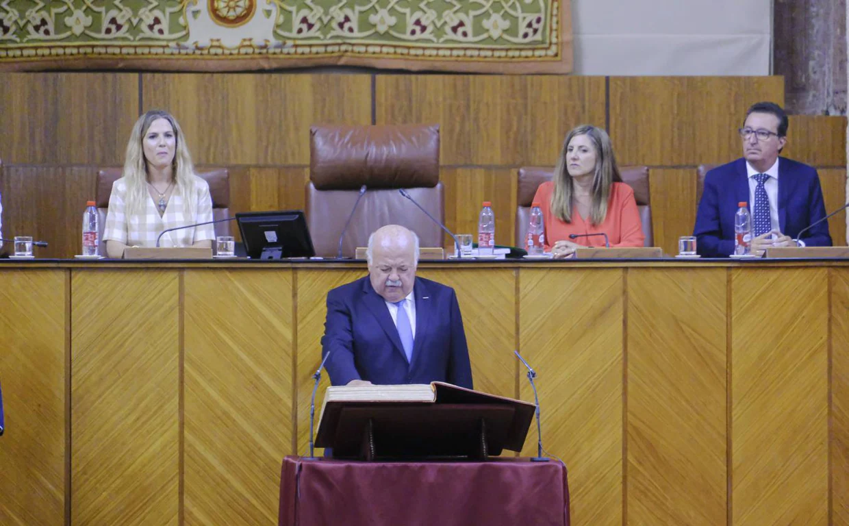 Mestre y García escuchan atentamente la intervención del presidente del Parlamento Jesús Aguirre