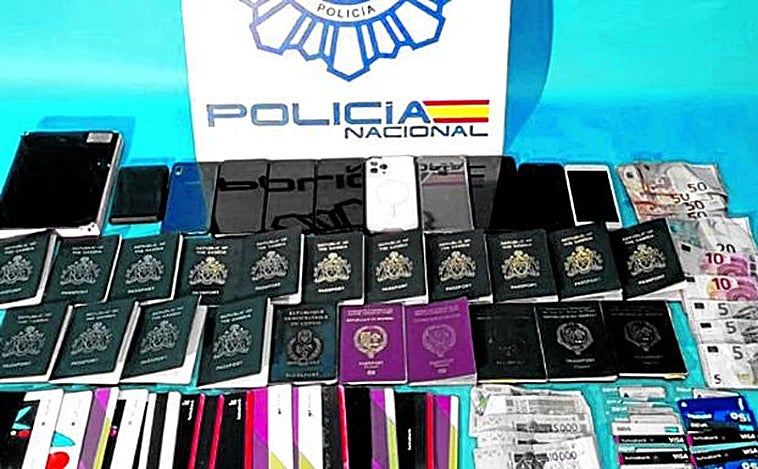 Pasaportes por 1.000 euros, permisos de residencia por 750 euros... así funcionaba la red que fabricaba y vendía documentos falsos para  inmigrantes