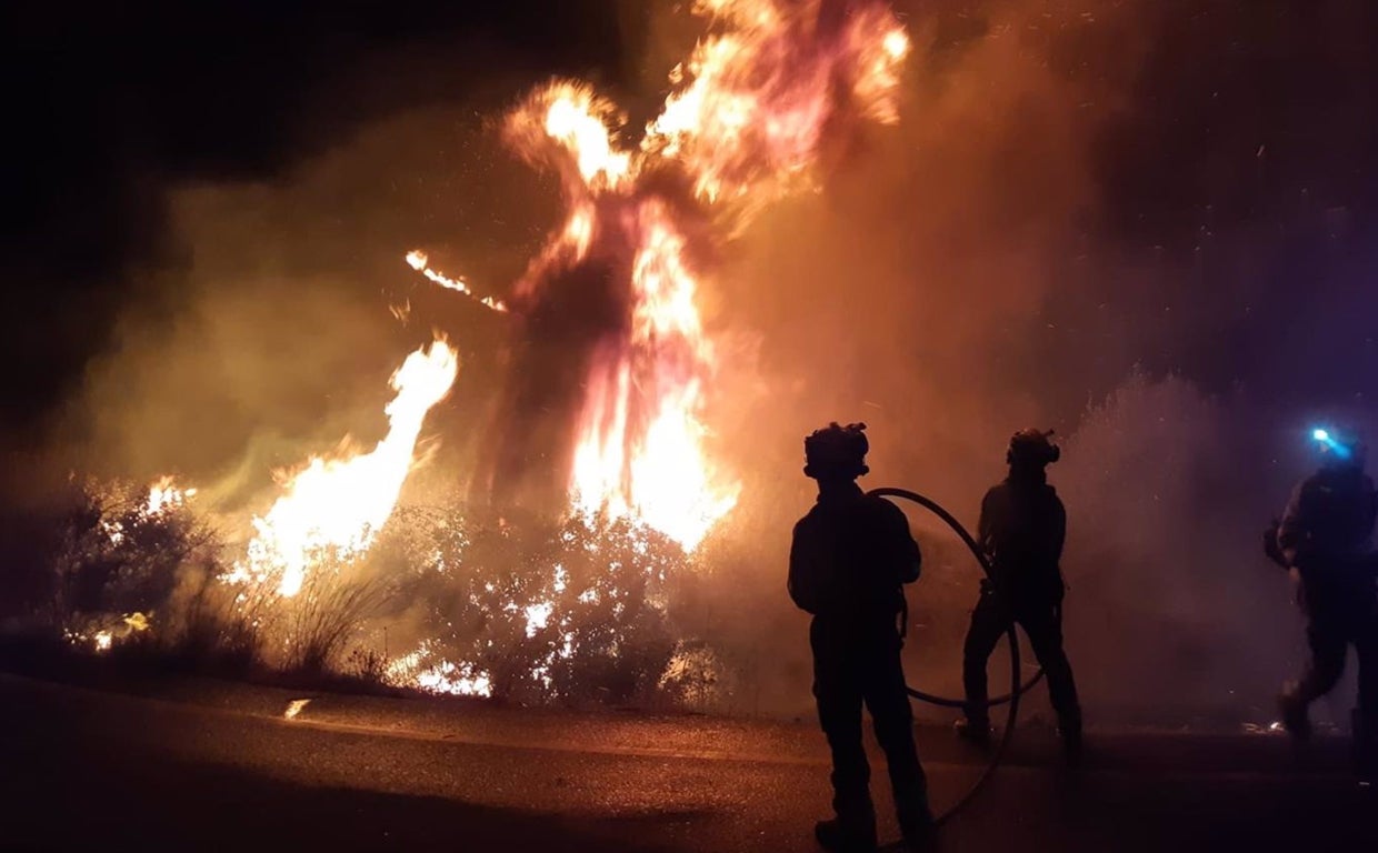 Evoluciona favorablemente el incendio de San Roque tras una noche «dura»