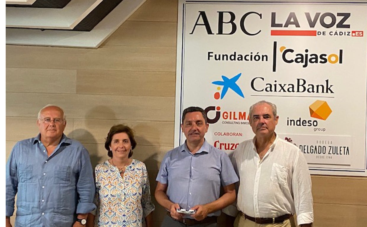 José Antonio Aparicio (segundo por la dcha) fue el protagonista ayer en el Aula de Cultura de Vista Hermosa.