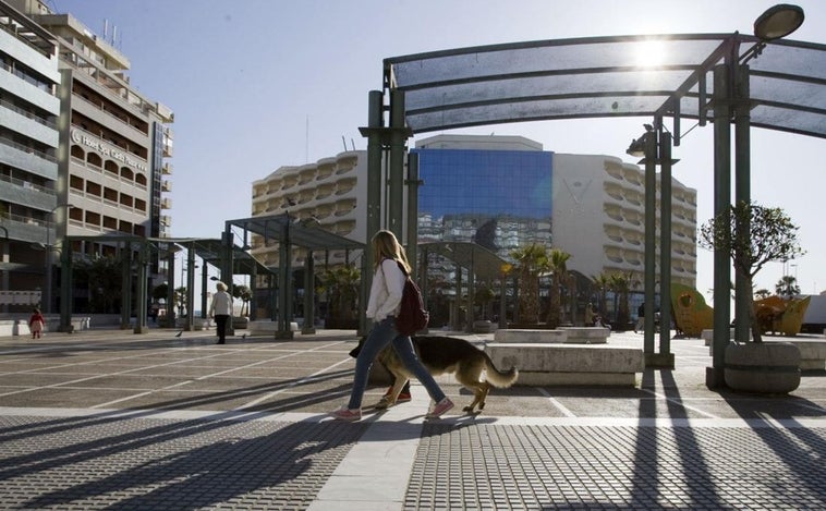 Música, actividades para toda la familia y juegos de agua en la noche del Carranza en Cádiz