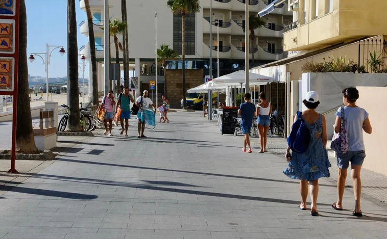 Los vecinos del paseo marítimo de Cádiz critican el abandono municipal en plena temporada