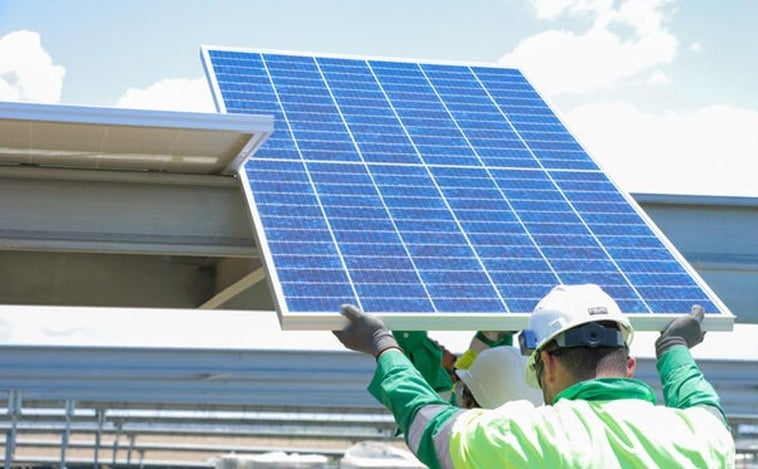 Cádiz estudia la implantación de placas fotovoltaicas en las viviendas municipales