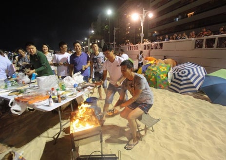 Imagen secundaria 1 - Aspecto de las playas de Cádiz durante la celebración de las barbacoas.