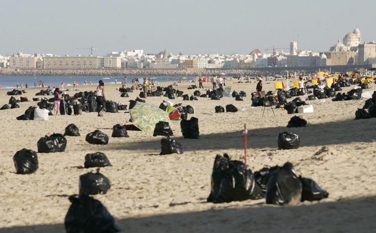 Imagen principal - Aspecto de las playas de Cádiz durante la celebración de las barbacoas.