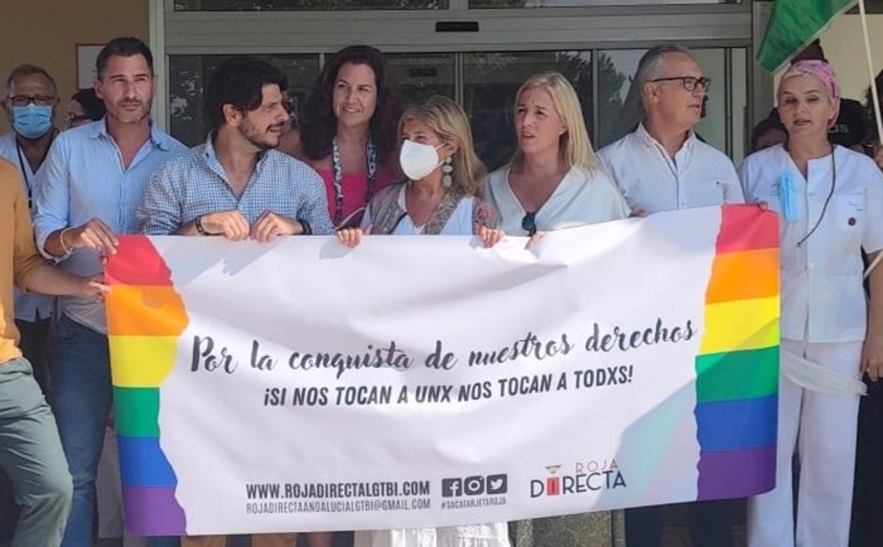 El Ayuntamiento de Algeciras participa en una concentración en repulsa por la agresión homofóbica a un sanitario