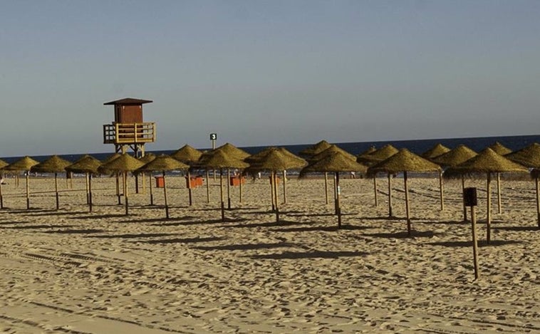 Un exhibicionista en la playa Victoria de Cádiz es detenido por la Policía Local