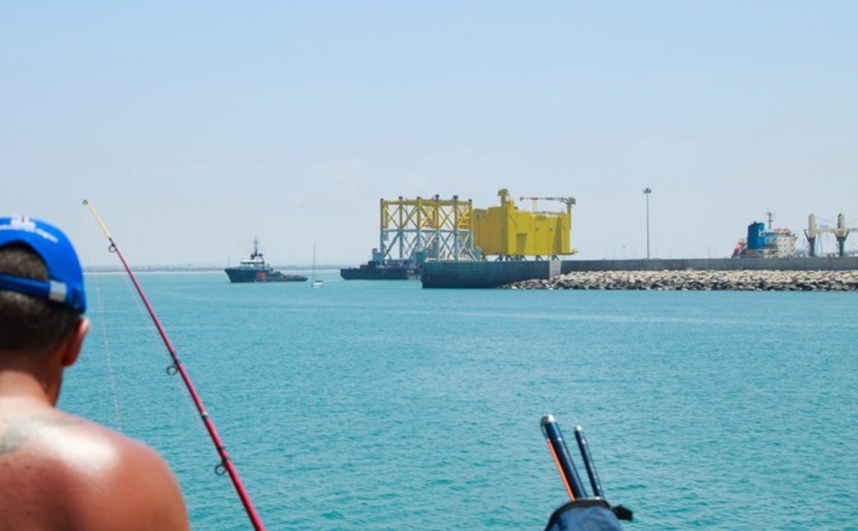 La plataforma saliendo de Cádiz este viernes ayudada por varios remolcadores