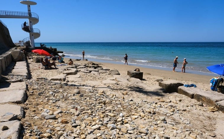 El Ayuntamiento cerrará la zona de la playa de Santa María del Mar donde se ubica el colector