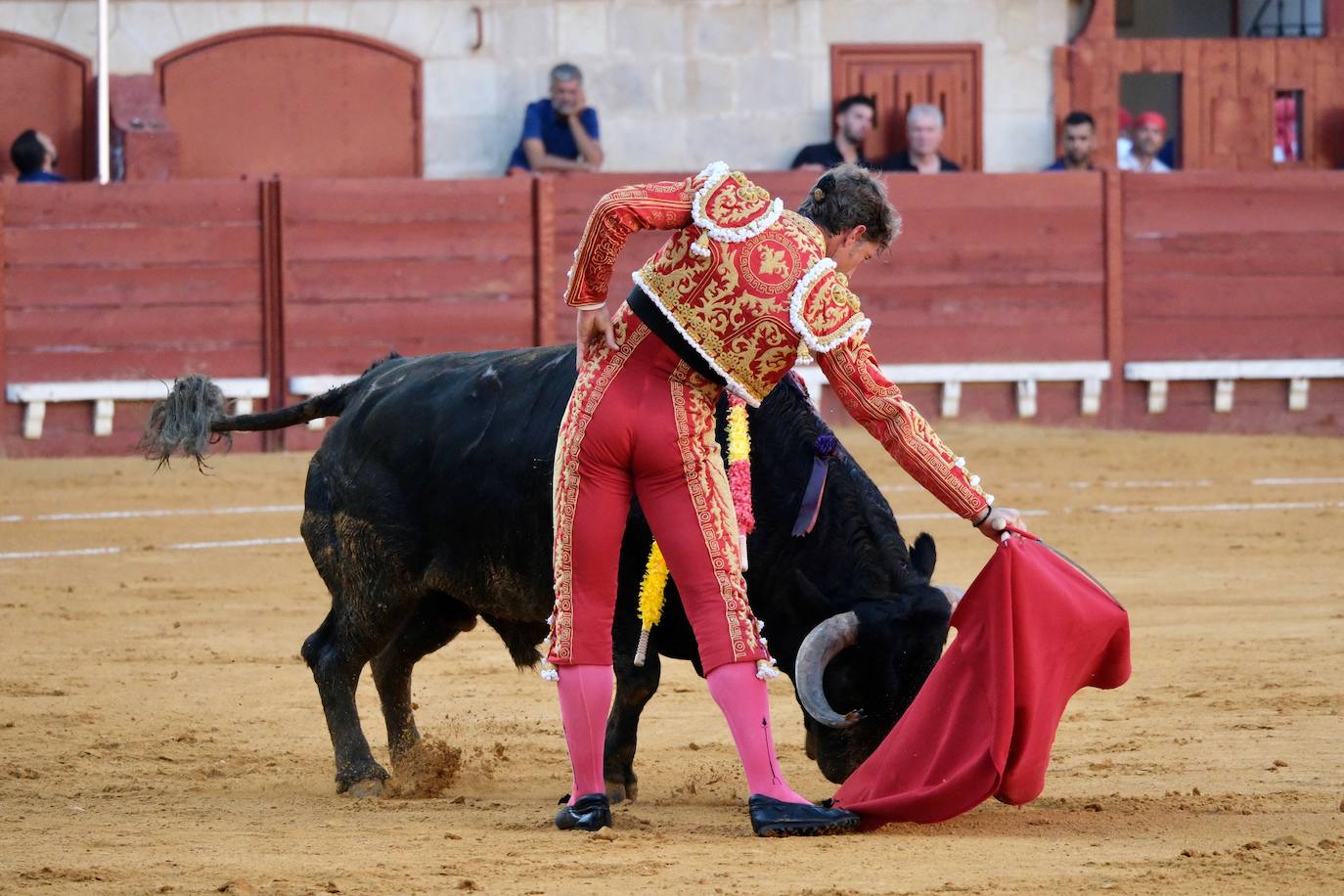 Escribano y Morilla triunfan en la interesante corrida torista de El Puerto