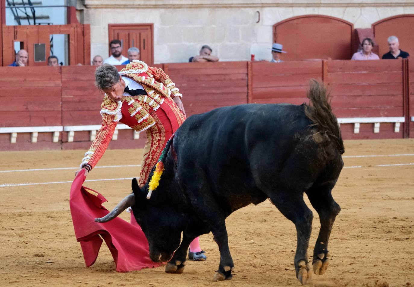 Escribano y Morilla triunfan en la interesante corrida torista de El Puerto