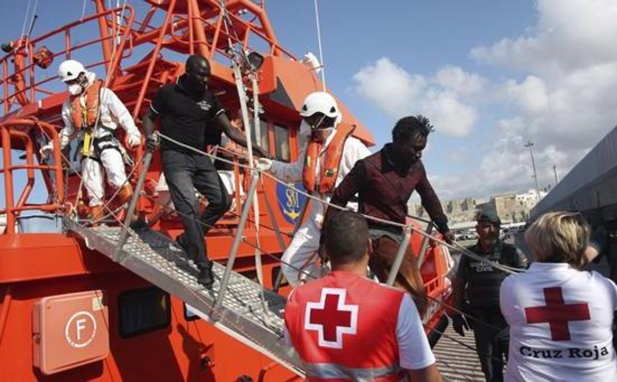 Rescatados once migrantes, entre ellos dos menores, a bordo de un kayak y cuatro pateras en el Estrecho