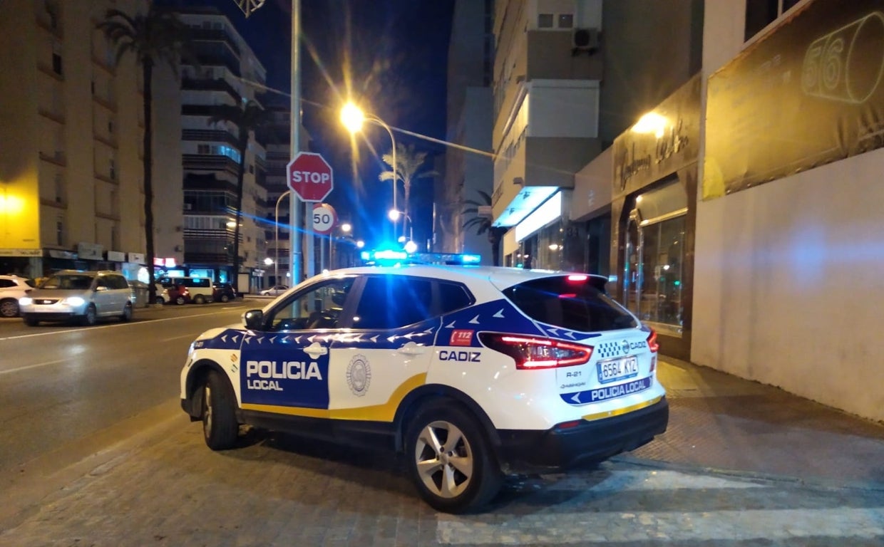 Una imagen de una patrulla de la Policía Local de Cádiz.