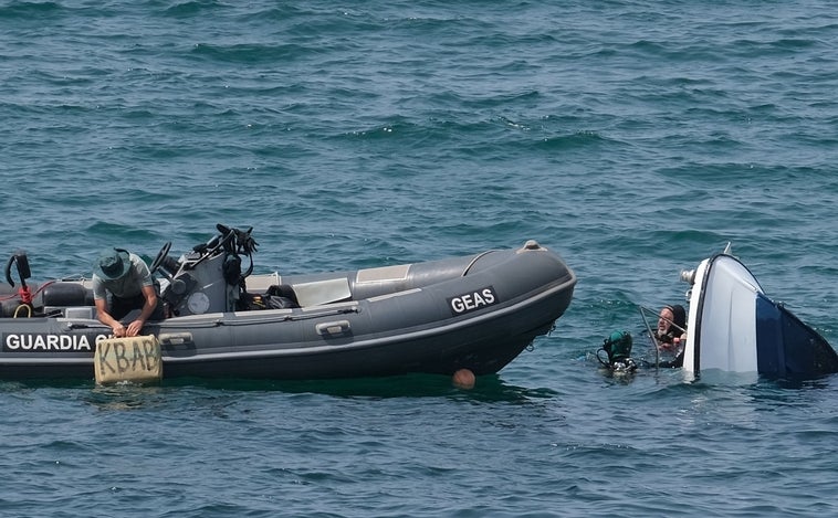 Vídeo: Recuperados más de 30 fardos de droga de un barco semihundido frente al Campo del Sur y la Catedral de Cádiz