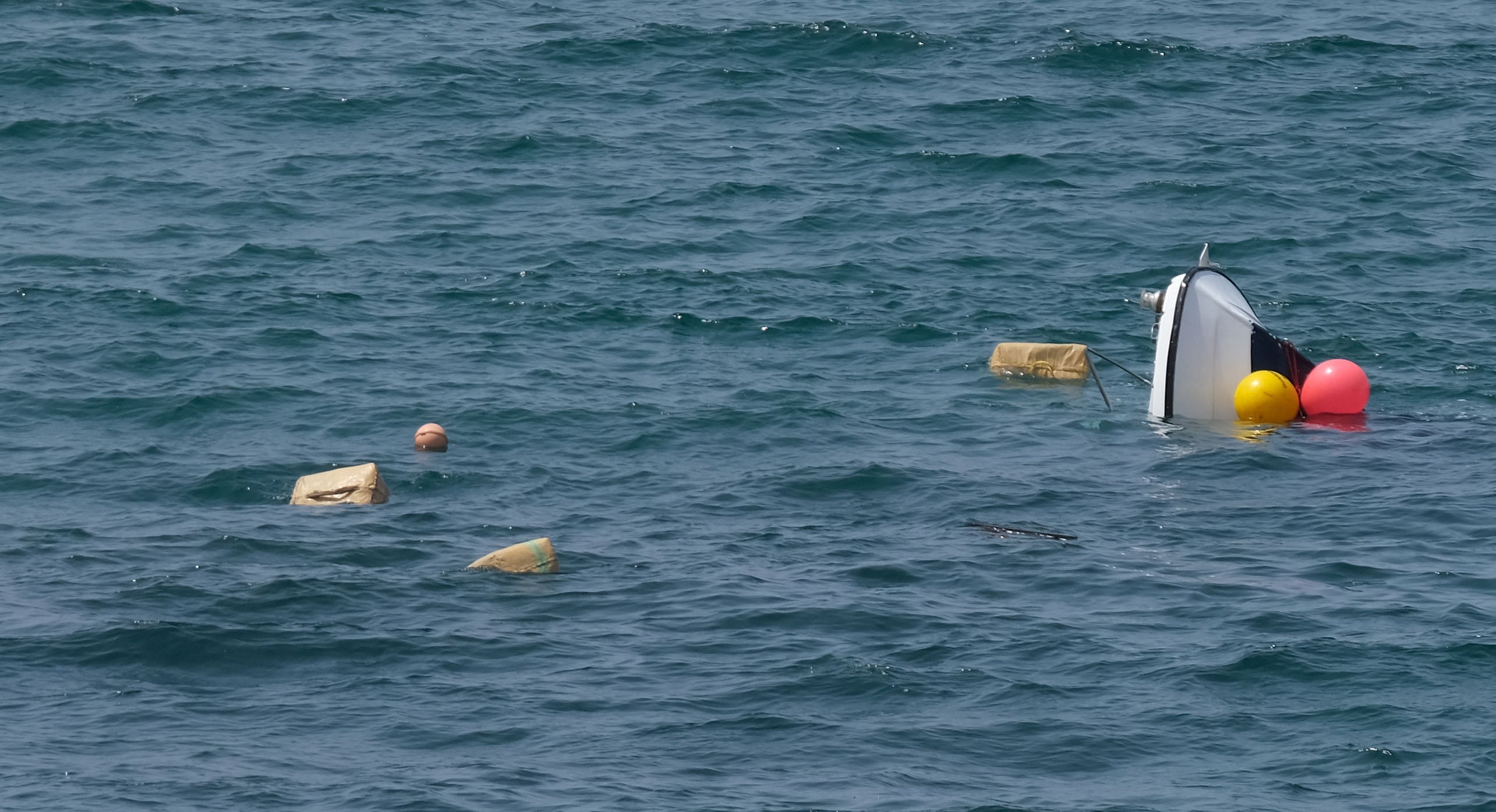 Fotos: Un barco semihundido cargado de droga frente al Campo del Sur de Cádiz