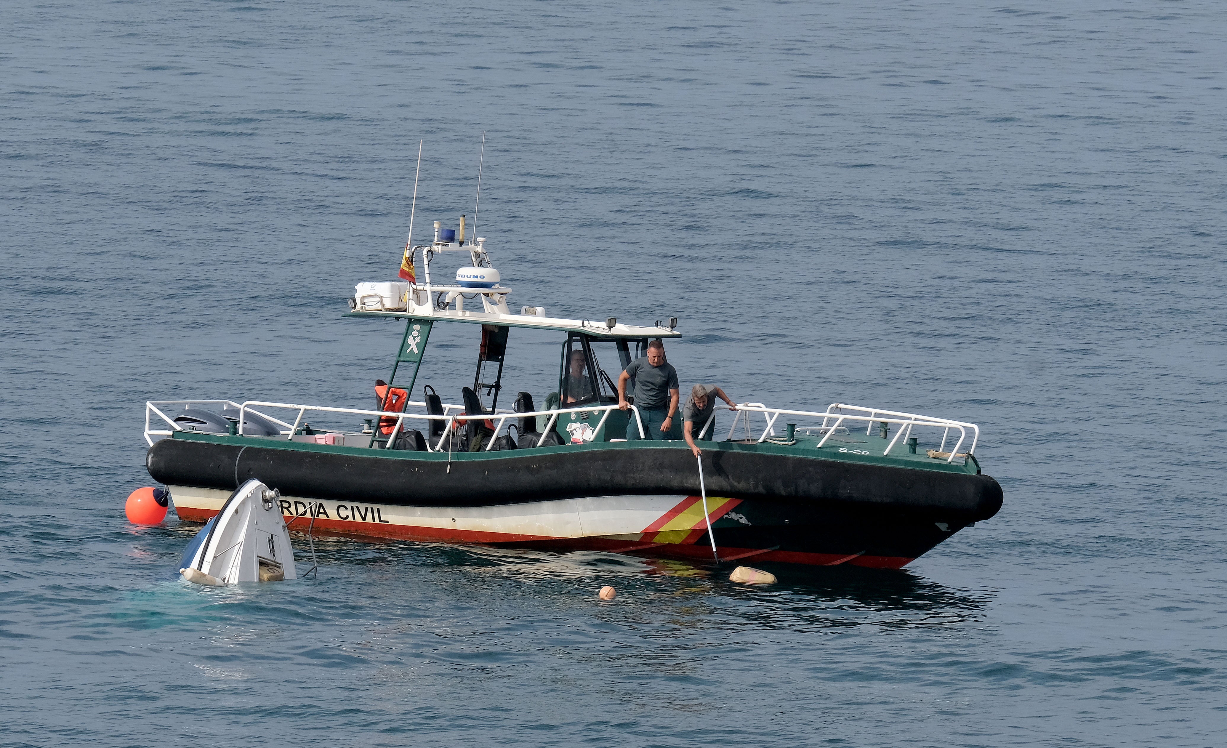 Fotos: Un barco semihundido cargado de droga frente al Campo del Sur de Cádiz