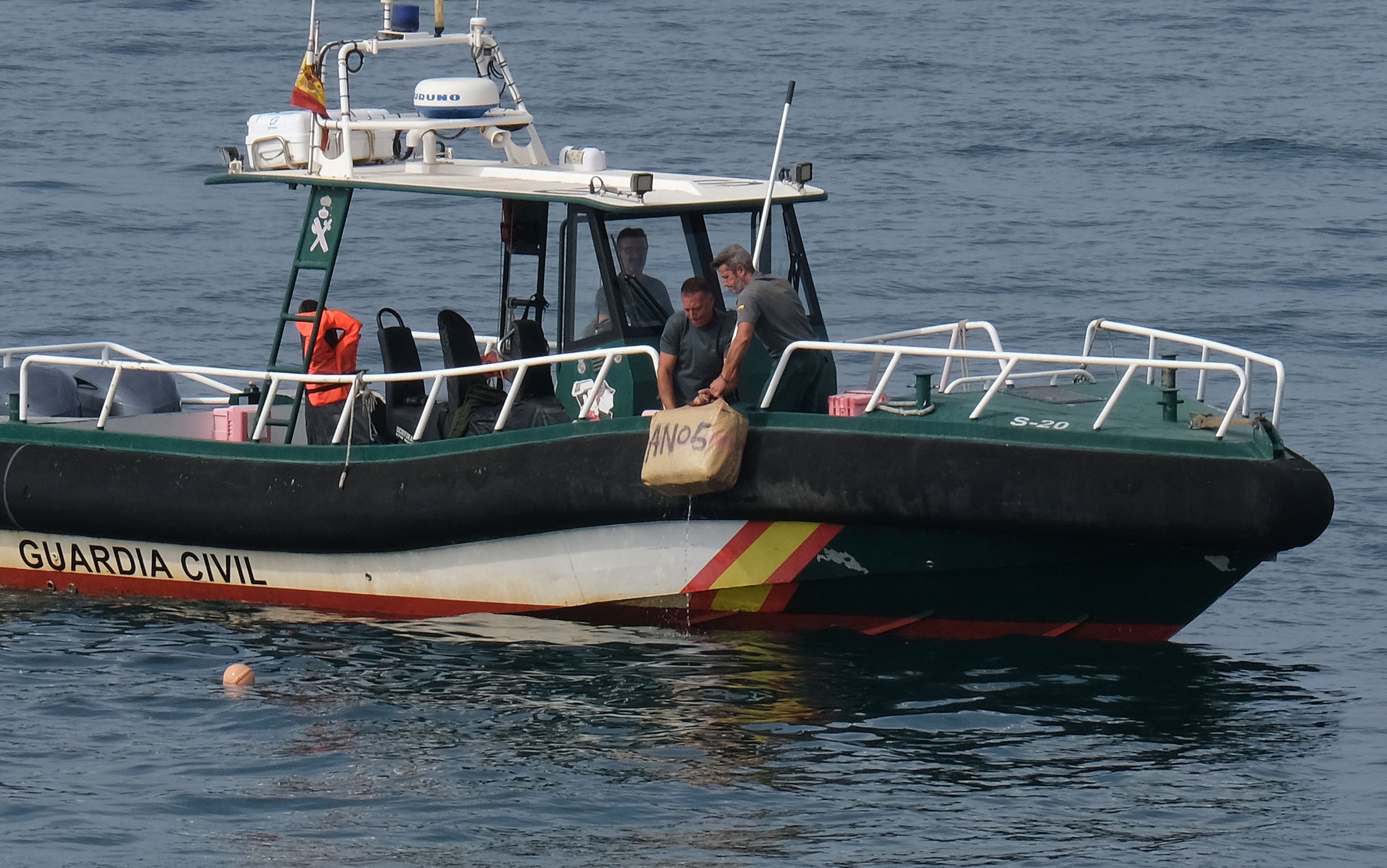 Fotos: Un barco semihundido cargado de droga frente al Campo del Sur de Cádiz