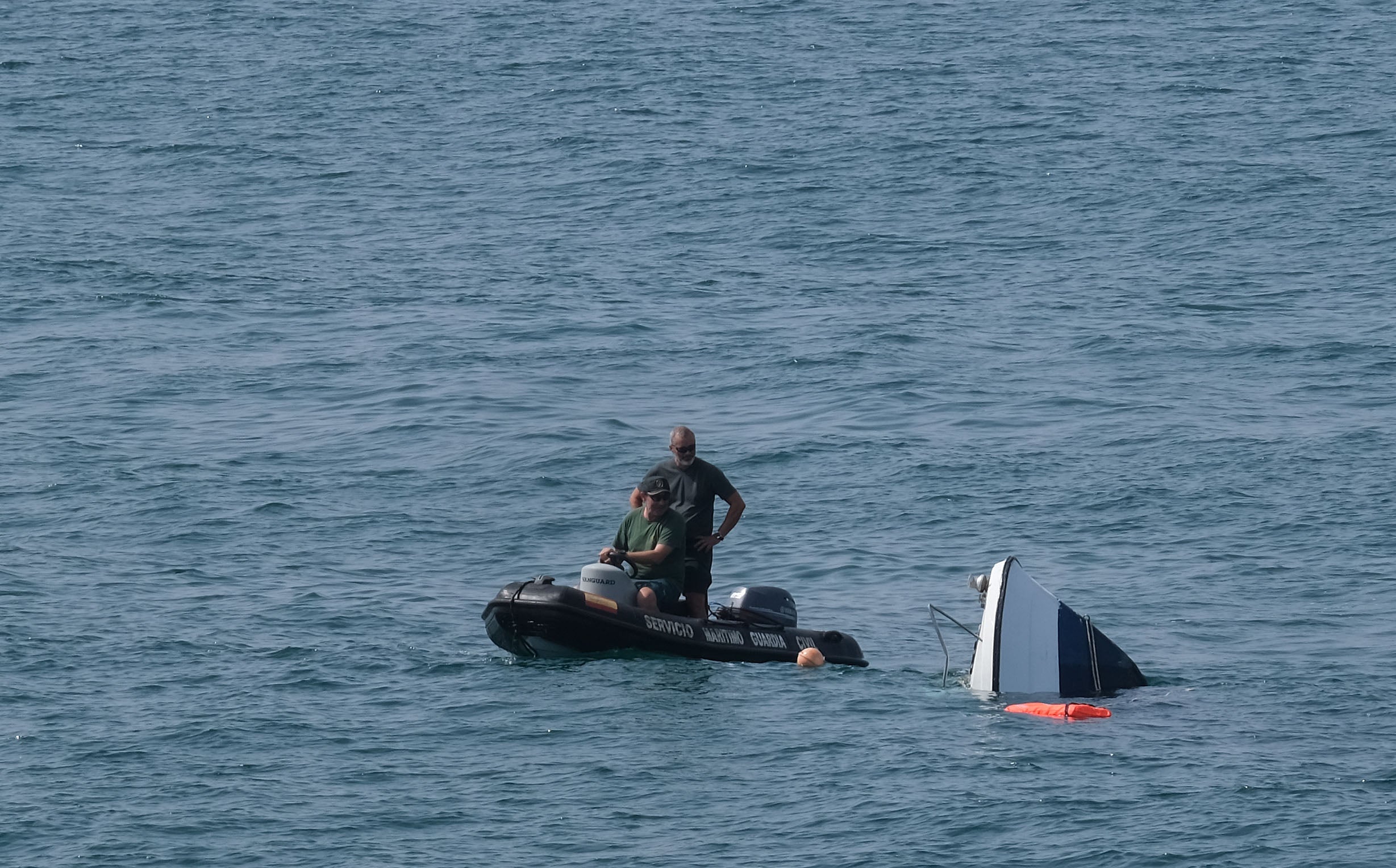 Fotos: Un barco semihundido cargado de droga frente al Campo del Sur de Cádiz