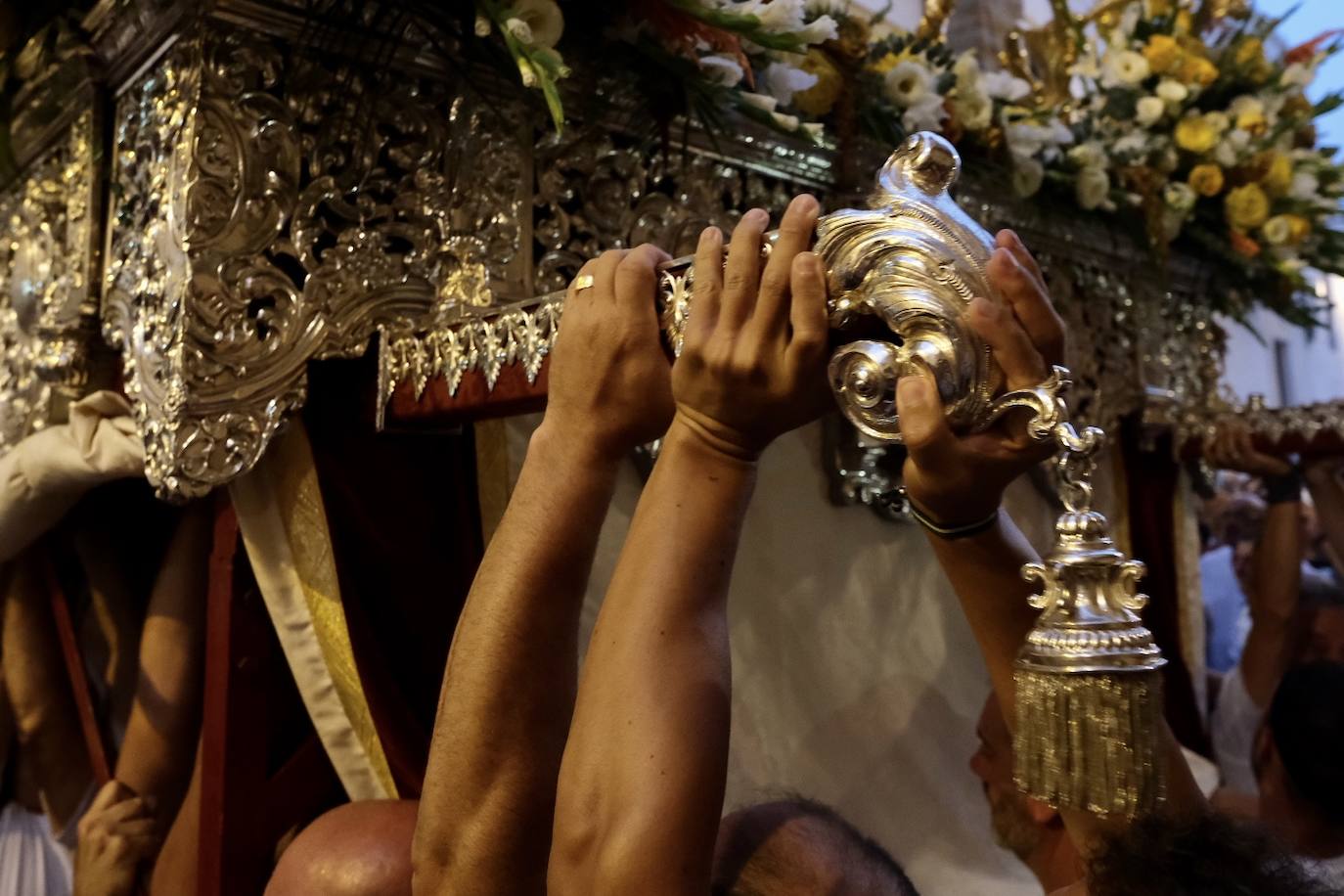 La Virgen de las Penas, en el barrio de Santa María antes de ir a Catedral para su coronación