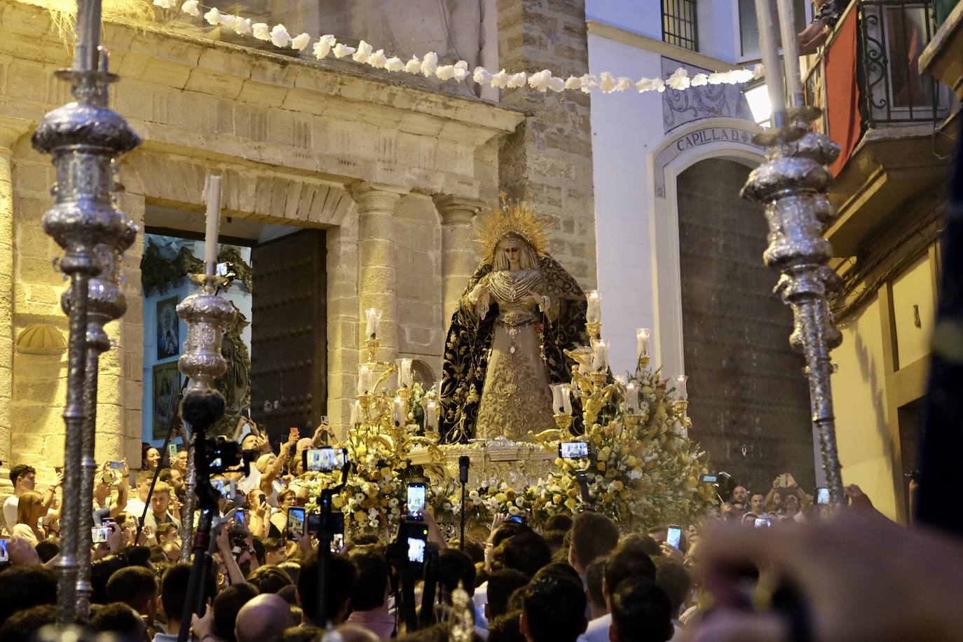 La Virgen de las Penas, en el barrio de Santa María antes de ir a Catedral para su coronación