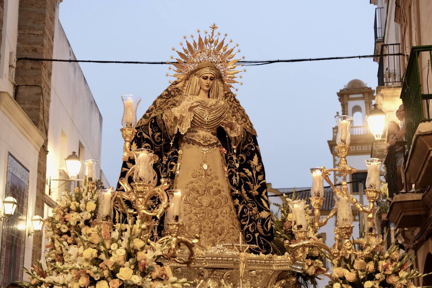 La Virgen de las Penas, en el barrio de Santa María antes de ir a Catedral para su coronación