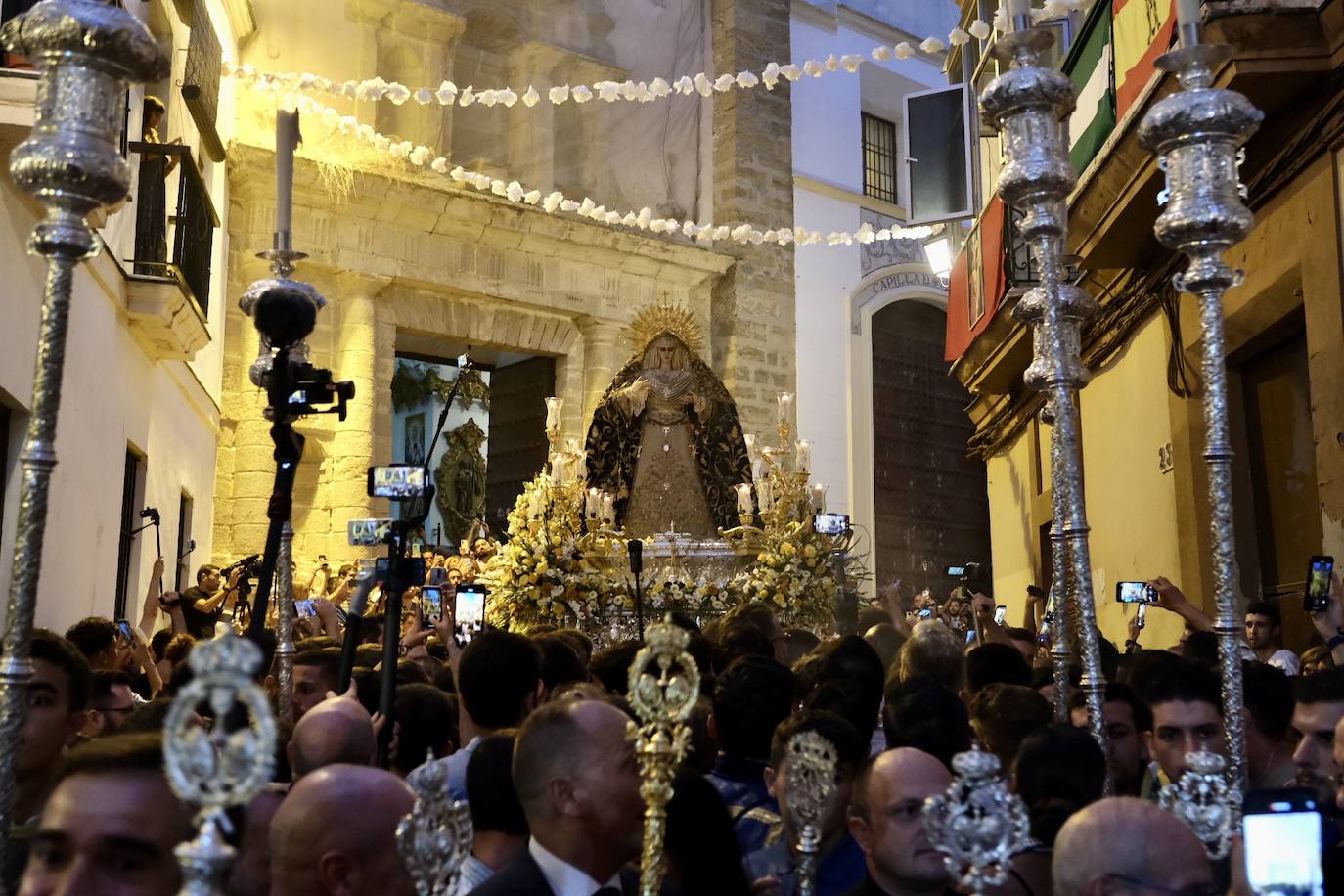 La Virgen de las Penas, en el barrio de Santa María antes de ir a Catedral para su coronación