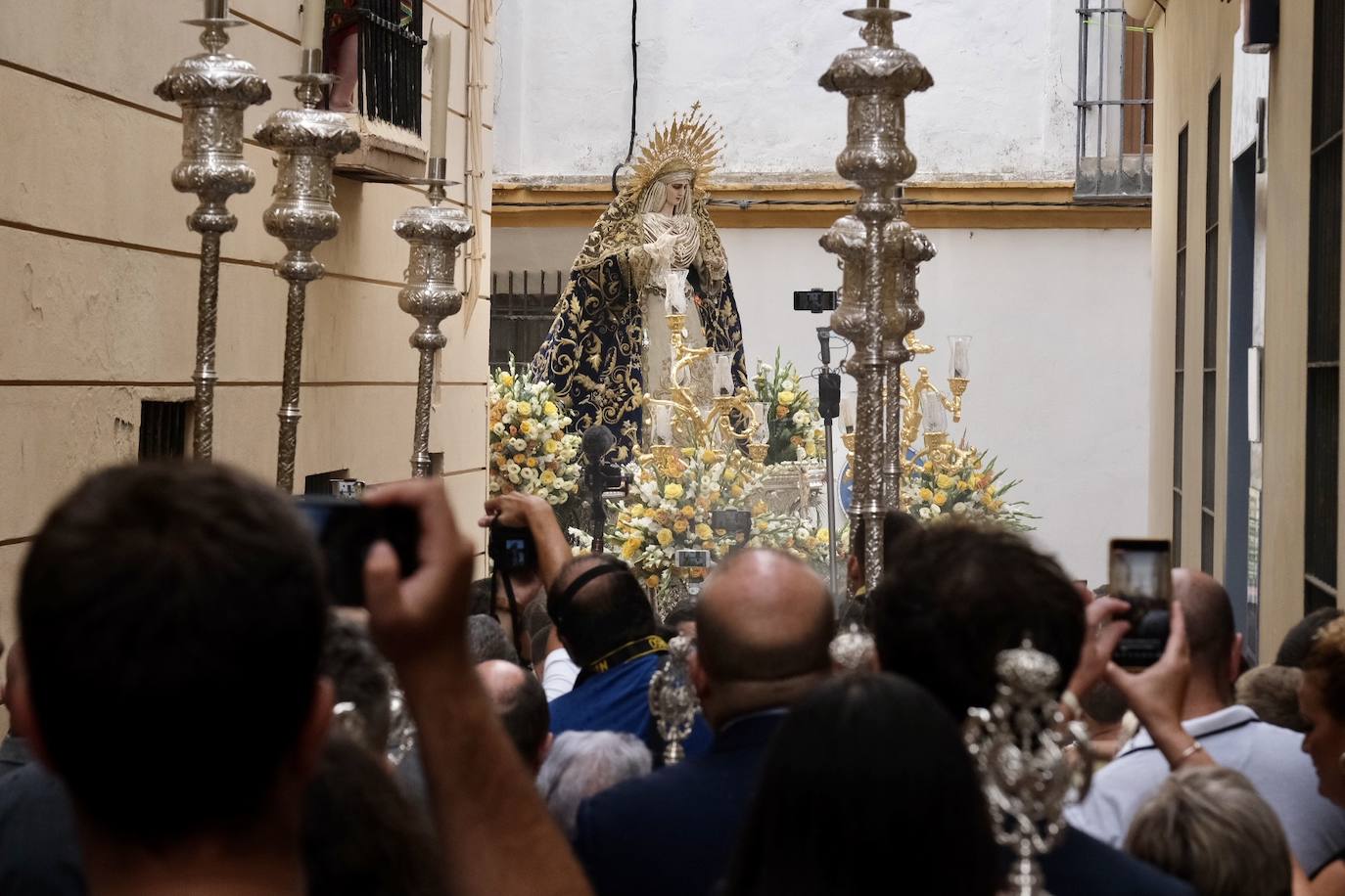 La Virgen de las Penas, en el barrio de Santa María antes de ir a Catedral para su coronación