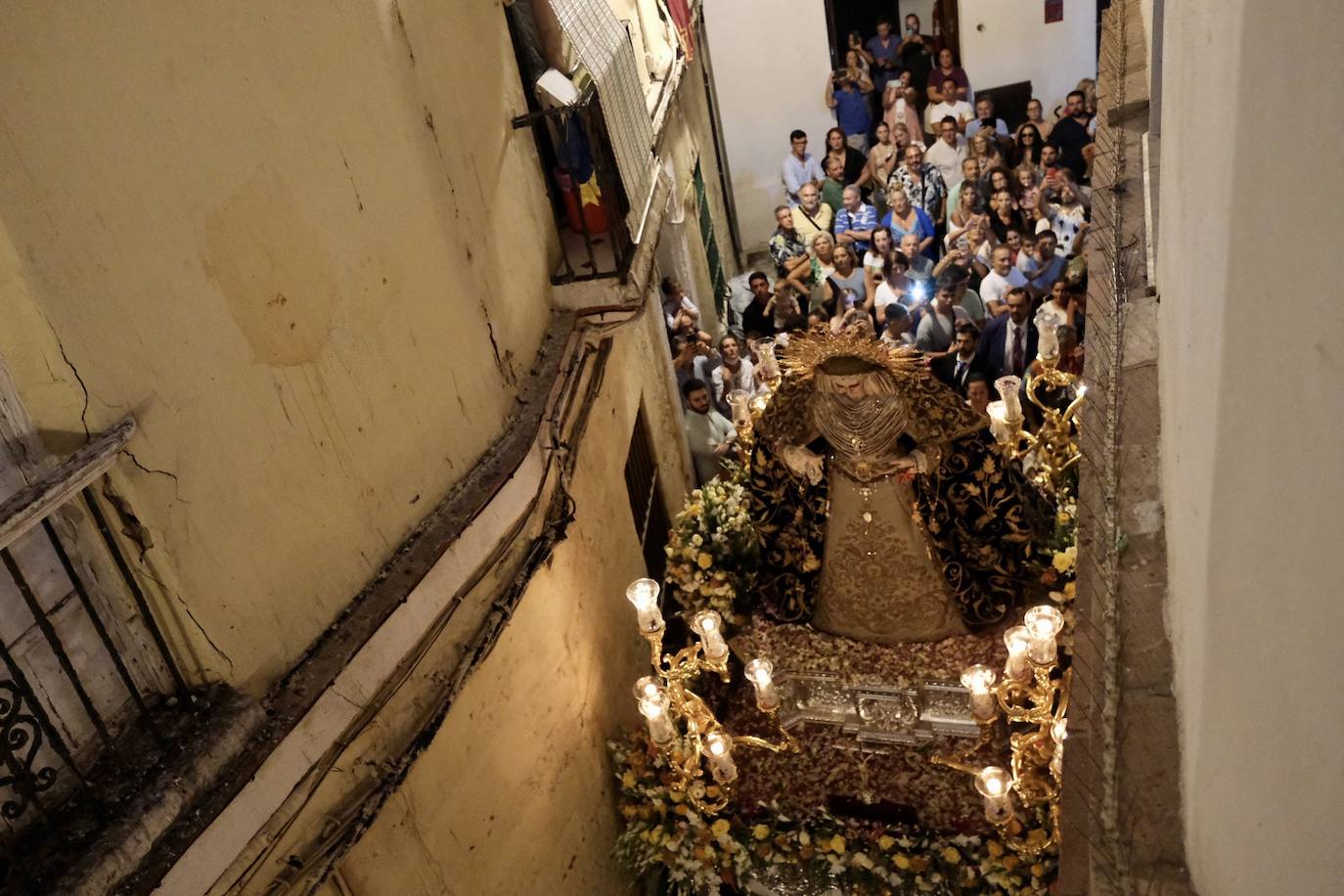 La Virgen de las Penas, en el barrio de Santa María antes de ir a Catedral para su coronación