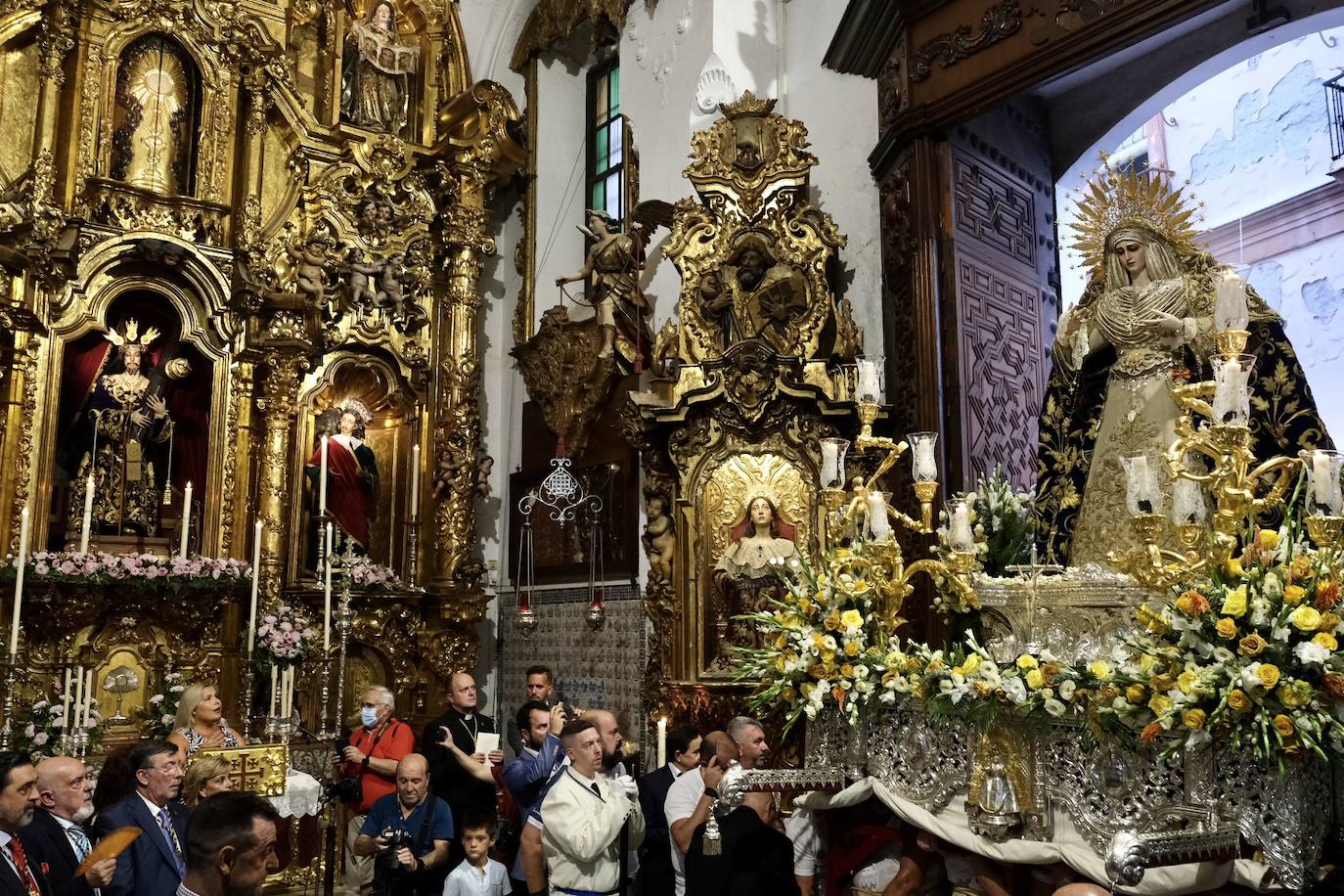 La Virgen de las Penas, en el barrio de Santa María antes de ir a Catedral para su coronación