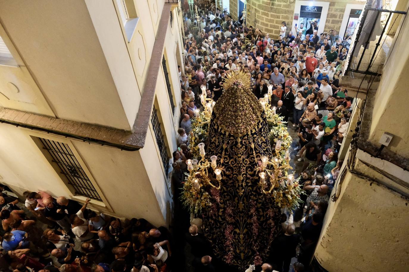 La Virgen de las Penas, en el barrio de Santa María antes de ir a Catedral para su coronación