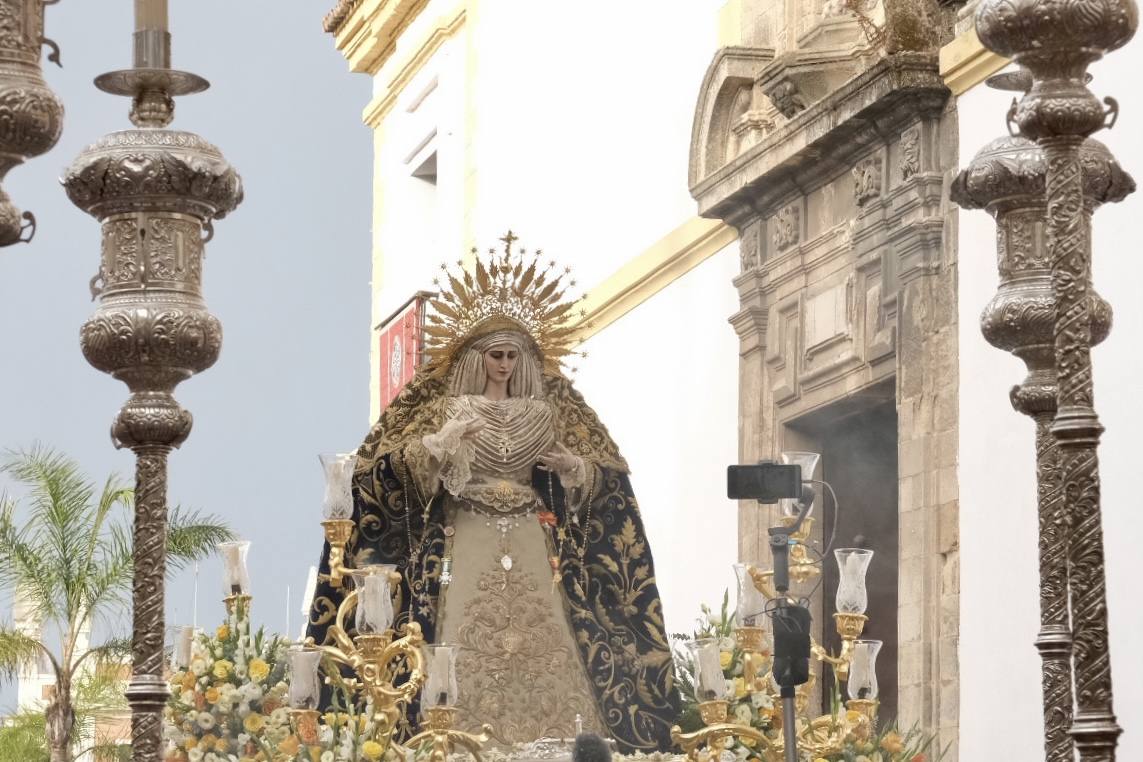 La Virgen de las Penas, en el barrio de Santa María antes de ir a Catedral para su coronación