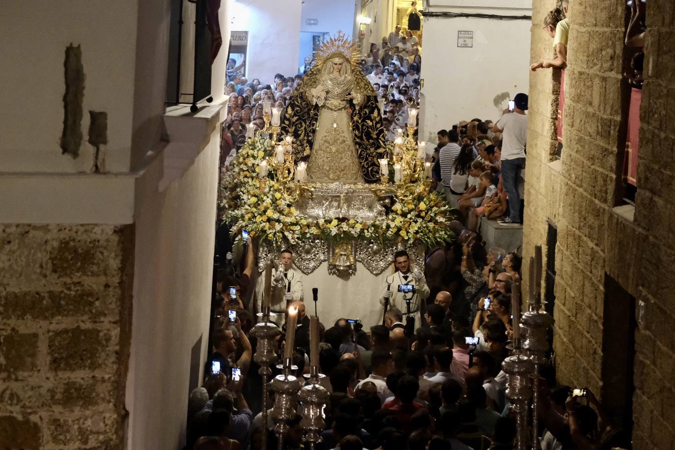 La Virgen de las Penas, en el barrio de Santa María antes de ir a Catedral para su coronación