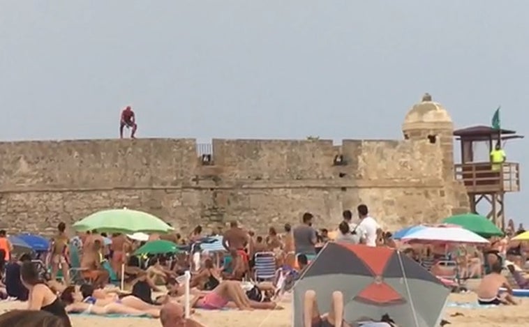 Estupor en La Caleta: el Spiderman de Cádiz se pasea y hace acrobacias sobre la muralla