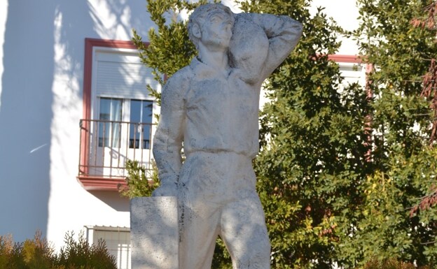Estatua al emigrante en la plaza homónima de Alcalá del Valle.
