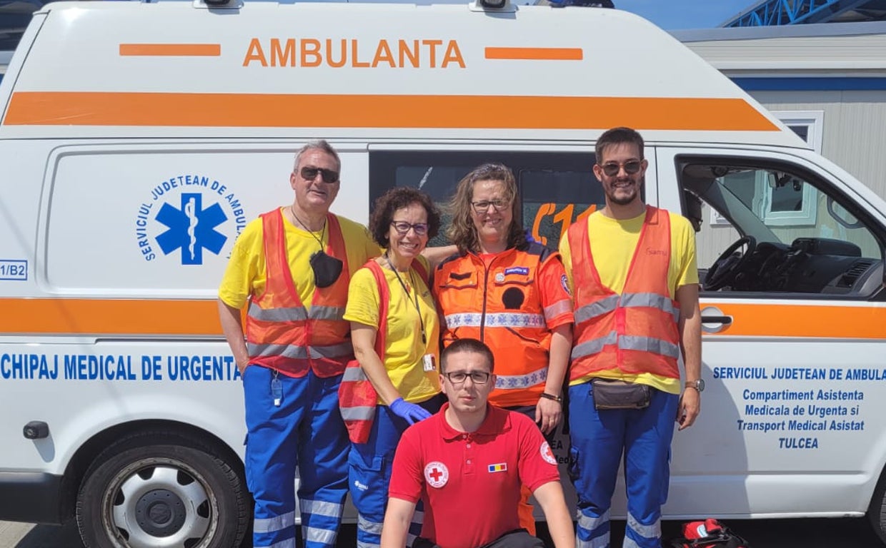 Fernando (primero a la izquierda), en Isacea, con sanitarios rumanos.