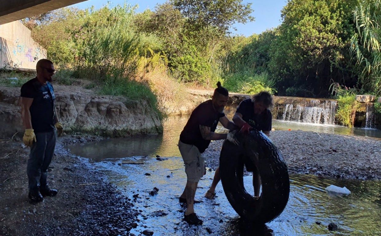 Una recogida ciudadana de residuos se salda con la retirada de 800 kilos de basura en Algeciras