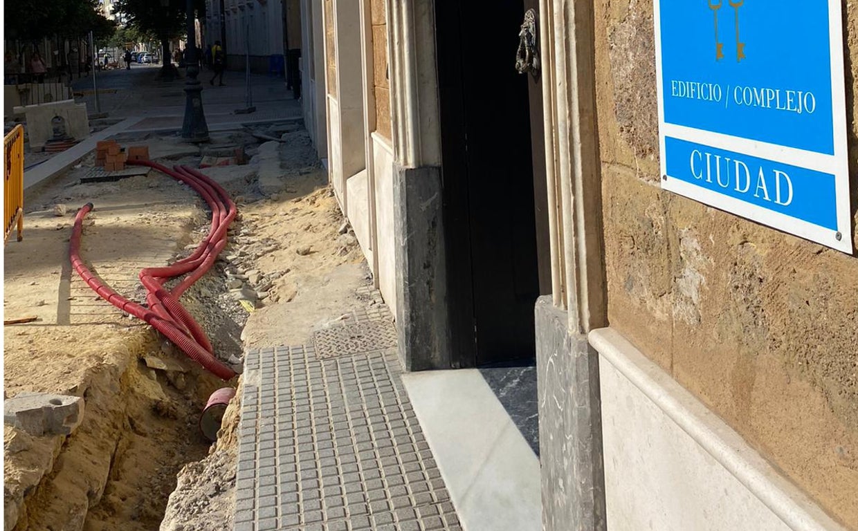 Zanja abierta a las puertas de los apartamentos Plazuela del Carbón Suites.