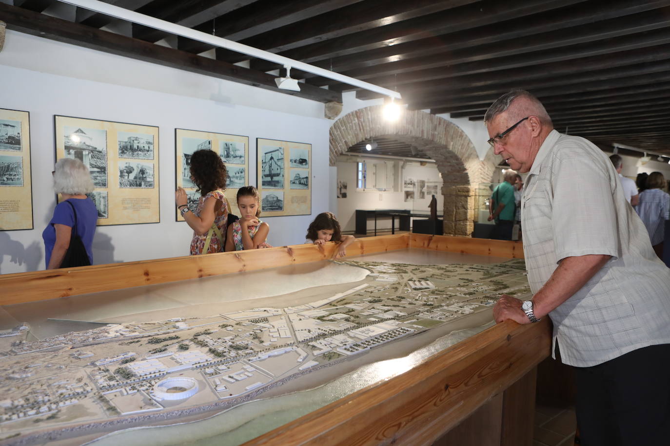 Las imágenes de la exposición sobre la explosión de Cádiz de 1947