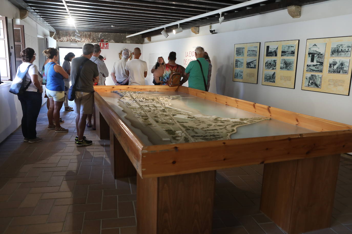 Las imágenes de la exposición sobre la explosión de Cádiz de 1947