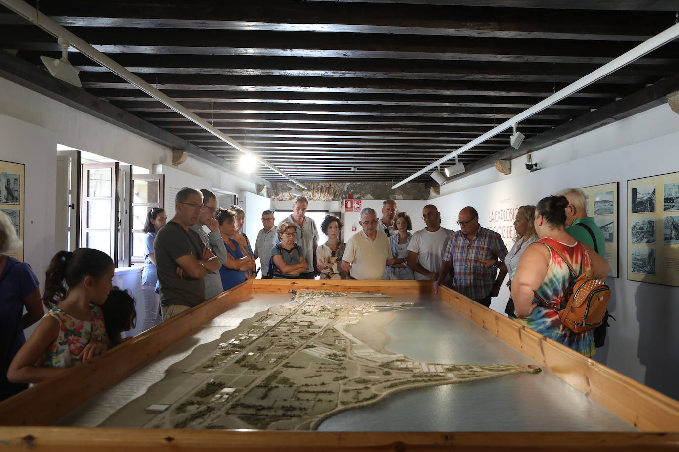 Las imágenes de la exposición sobre la explosión de Cádiz de 1947