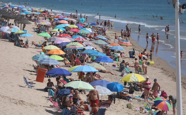 Las aguas de baño de las playas de Cádiz mantienen los niveles de calidad