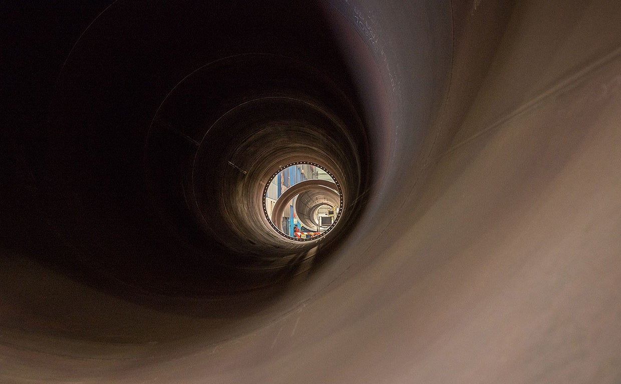 Interior de las tortres eólicas que construye GRI Towers en Sevilla